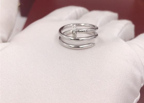 Ноготь белого золота формирует обручальное кольцо золота 18K с диамантами